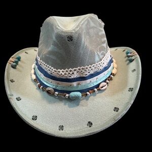 Sz 7 cowboy hat. Fits a smaller stature person.